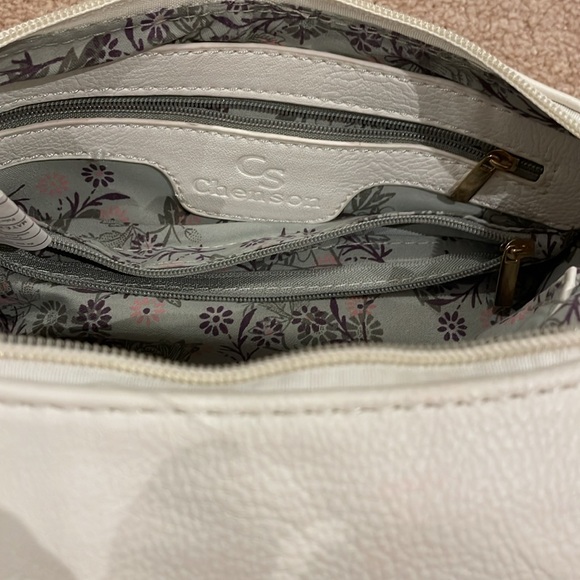 NEW white purse Chenson brand. Multiple zippers/pockets. Perfect for summer! - Picture 5 of 7